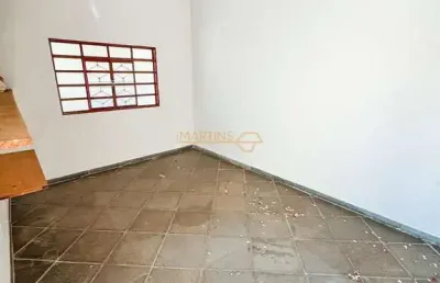 Casa com 3 quartos para alugar na Rua Antônio Lemos da Silva, Centro, Araguari