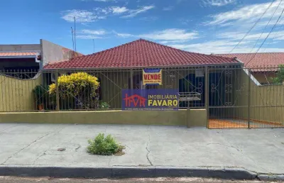 Maria cecilia, casa contendo três quartos, sala de estar, sala de jantar, cozinha com planejados, área de serviço coberta, quintal com cobertura, gara