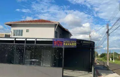 Primeiro andar tipo coorporativo, contendo três salas, todas com wc social, uma com sacada, pequena antessala de espera. ideal para:  escritorios; est