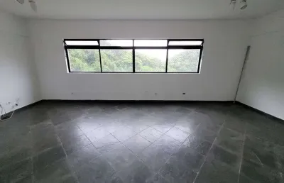 Pitangueiras – na quadra da praia, apartamento amplo, claro e super arejado, lazer no prédio e 02 vagas de garagem.