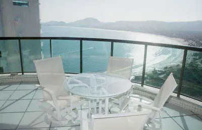 A melhor cobertura da praia da enseada, condomínio um verdadeiro resort, vista deslumbrante ao mar, piscina privativa,3 garagens