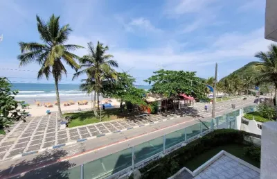 Apartamento totalmente reformado a 50 metros do mar, 2 dormitorios, 1 vaga, tombo.