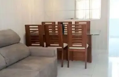 Pitangueiras - uma quadra da praia , garagem demarcada no prédio , totalmente reformado.