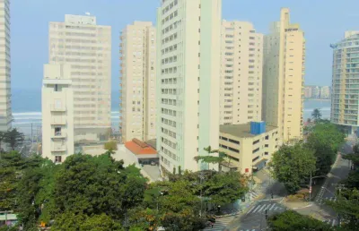 Pitangueiras - duas quadras da praia - 130 m² úteis - 02 vagas.