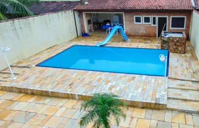 Praia do guaiúba - casa com 04 dormitórios - piscina e churrasqueira - vaga para 06 automóveis.