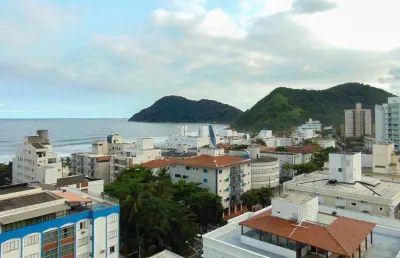 Praia do tombo - 03 suítes - 01 apartamento por andar com vista para o mar - 02 vagas.