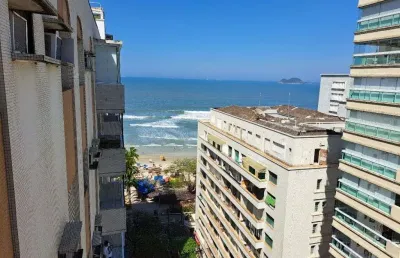 Apartamento amplo com 3 dormitórios, 50 metros da praia, com vista para o mar