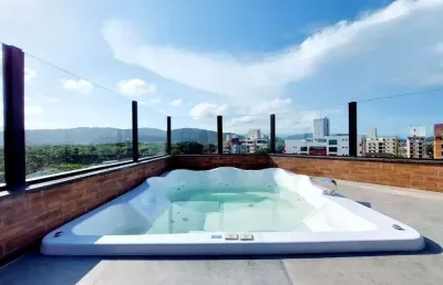 Enseada - cobertura duplex - 02 dormitórios - 02 vagas - 500 metros da praia.