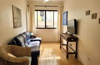 Apartamento com otima localização, 2 dormitórios, 1 vaga, perto da praia.