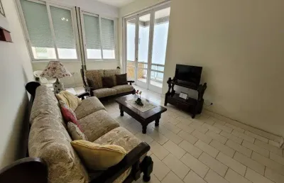 Apartamento com 3 dormitórios, sendo 1 suíte, 1 vaga para auto em parqueamento, 50 metros da praia.
