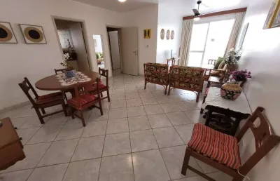 Apartamento com 2 dormitórios, sendo 1 suíte, sacada, 1 quadra da praia das pitangueiras