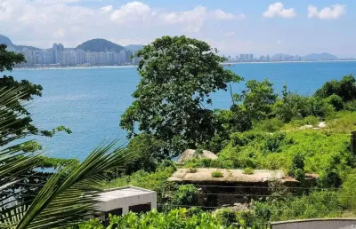 Astúrias - na quadra da praia, maravilhosa área de lazer, apto reformado e com garagem no prédio.