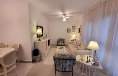 Pitangueiras – uma quadra do mar, maravilhoso apto reformado, decorado,  02 vagas de gara