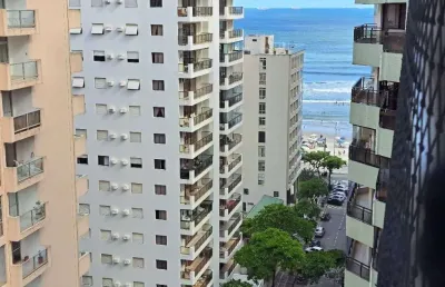 Apartamento reformado com linda vista para o mar, 1 quadra da praia