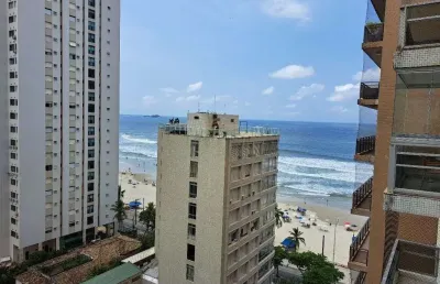 Apartamento amplo com 3 dormitórios no calçadão da praia de pitangueirascom excelente vista.