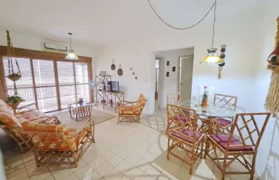 Apartamento com 2 dormitórios, amplo com sacada na praia do tombo no guarujá.