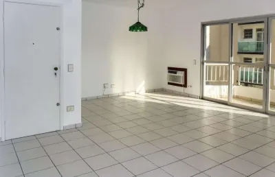 Pitangueiras- uma quadra da praia , localização espetacular , garagem no prédio.