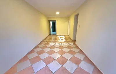 Pitangueiras- na segunda quadra da praia , localização privilegiada , garagem demarcada no prédio.