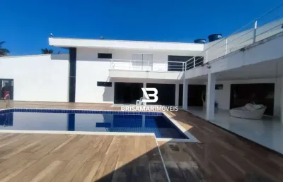 Enseada- casa sobrada à uma quadra da praia , 06 vagas de garagem, lazer.