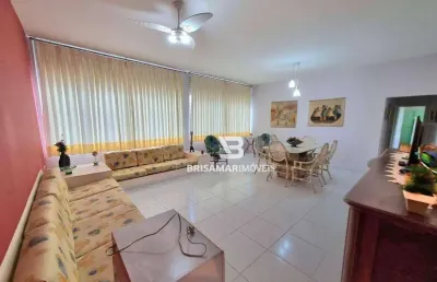 Pitangueiras- uma quadra da praia , localização espetacular , garagem .