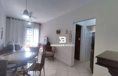 Pitangueiras- na segunda quadra da praia , localização espetacular , garagem no prédio.