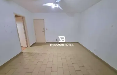 Pitangueiras - uma quadra da praia , localização espetacular , garagem no prédio, condomínio baixo.
