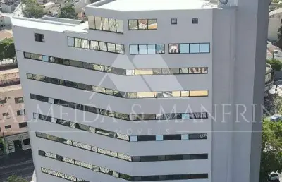 Boulevard comercial moderno com acessibilidade total e lojas para locação