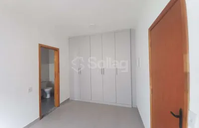 Casa para alugar em vinhedo com 2 quartos, 2 banheiros, 1 vaga.