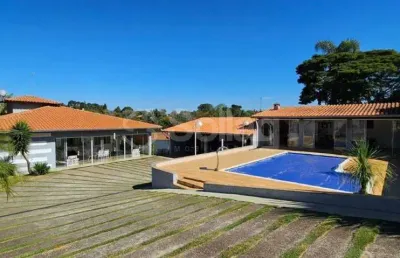 Casa térrea com 200m² de área construída e com 2.000m² de área de terreno 100% aproveitado para comprar com 4 quartos, incluindo uma suíte,