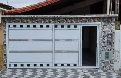 Residência acolhedora de2 dormitórios com suíte e espaço para entretenimento