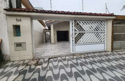 Casa ampla de 3 dormitórios a 80 metros da praia com área gourmet e 2 vagas de garagem