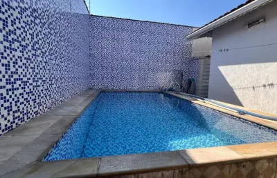 Casa de esquina com piscina e 3 dormitórios (2 suítes) - maracanã, a 200 metros da praia