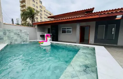 Casa térrea com 3 dormitórios (2 suítes) em mongaguá – 276m² de terreno e 96m² de área útil