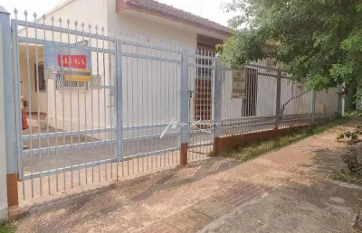 Terreno amplo em ótima localização com 3 casas térreas!