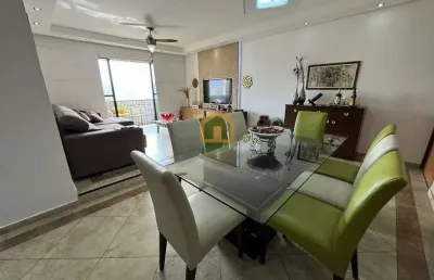 Apartamento padrão, 3 dormitórios) , sendo 1 suíte, com 2 banheiros e uma área total de 143m² .