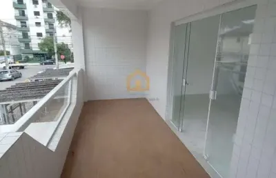 Casa sobreposta,  03 quartos grandes, todos com suítes.