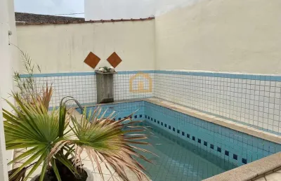 Casa sobreposta 3 suítes, sendo uma com hidromassagem.