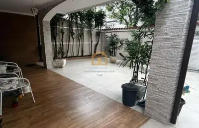 Casa sobrado 3 dormitórios, sendo 1 suíte espaçosa.