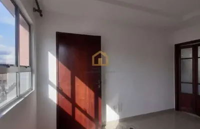 Apartamento de frente com sacada – iluminação natural e localização privilegiada!