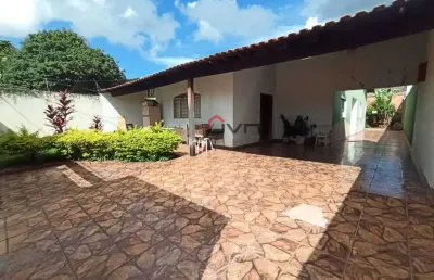 Casa com 3 quartos à venda no Santa Mônica, Uberlândia 