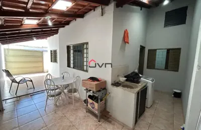 Casa com 2 quartos à venda na Rua Olga Melo Silva, 100, Jardim Patrícia, Uberlândia