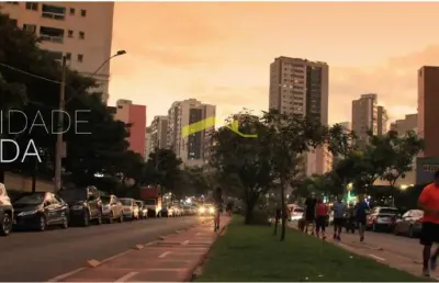 Apartamento com área privativa de 2 quartos, suíte e duas vagas, prédio com elevador, próximo a pista de caminhada.