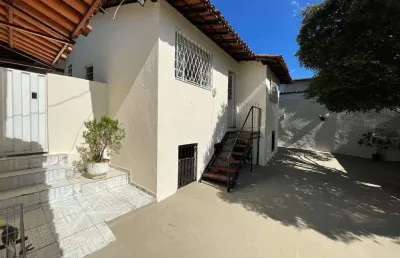 Excelente casa com área externa ampla, bem luminada e ótimo espaço gourmet fechado em blindex!