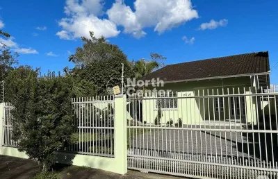 Casa espaçosa e segura no coração da vila nova, em joinville!
