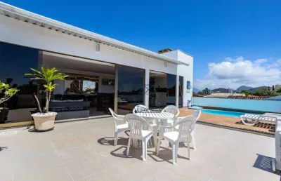 Belíssima casa a poucos metros do mar em guaratuba!