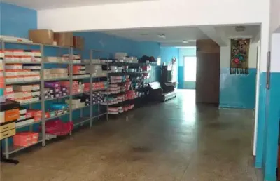 Sobrado  comercial com 370 m² de área construída e 330 m² de terreno em rua de grande fluxo de veículos, ampla garagem com 10 vagas cobertas