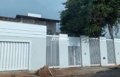 Casa com 7 quartos para alugar na Avenida Terezina, 1987, Umuarama, Uberlândia