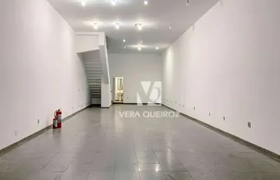 Salão comercial para locação com 3 andares na região central.