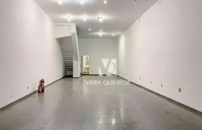 Salão comercial para locação com 3 andares na região central.