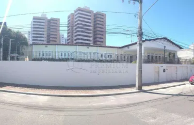 Casa ampla em ótima localização no bairro farolândia.
